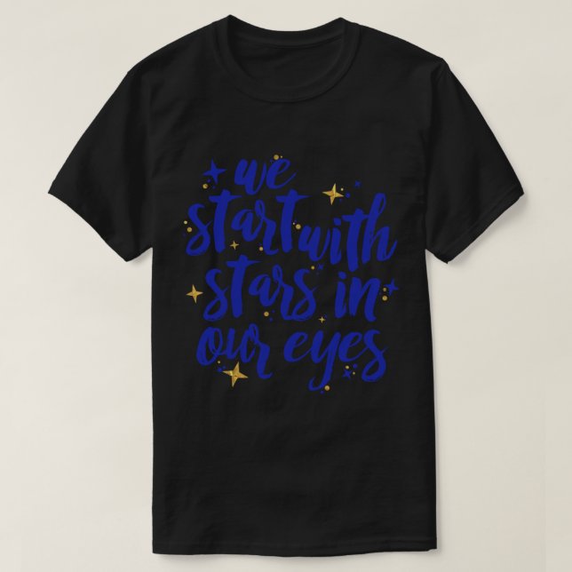 Camiseta Começamos Com Estrelas Nos Nossos Olhos, Querido E (Frente do Design)