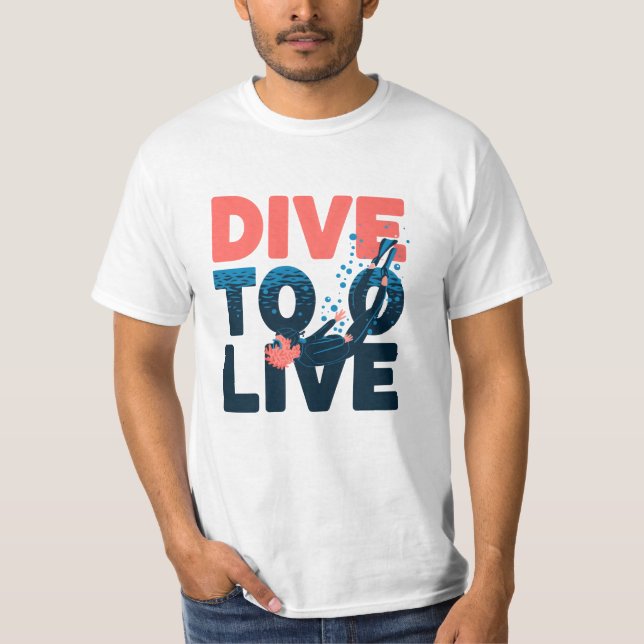 Camiseta Comemore as profundidades com gráficos de mergulho (Frente)