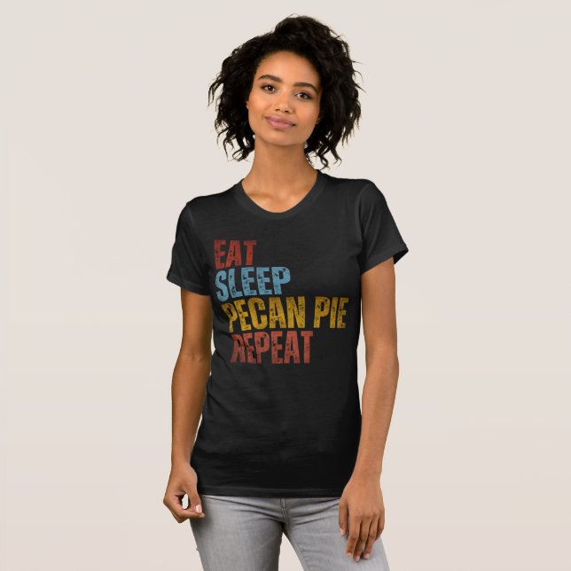 CAMISETA COMER DORMIR TORTA DE PECÃ REPETIR (Frente Completa)