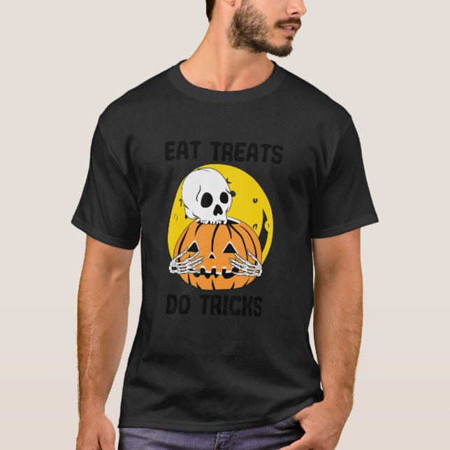 Camiseta Comer Tratamentos Fazer Truques Halloween Assustar (Frente)