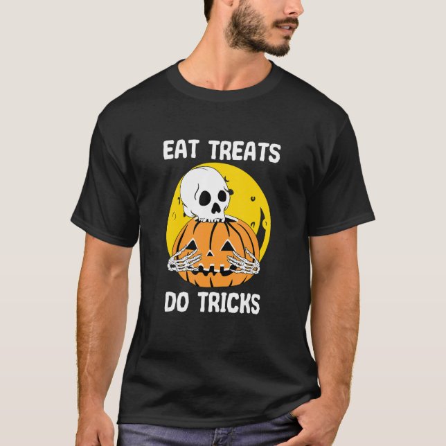 Camiseta Comer Tratamentos Fazer Truques Halloween Assustar (Frente)