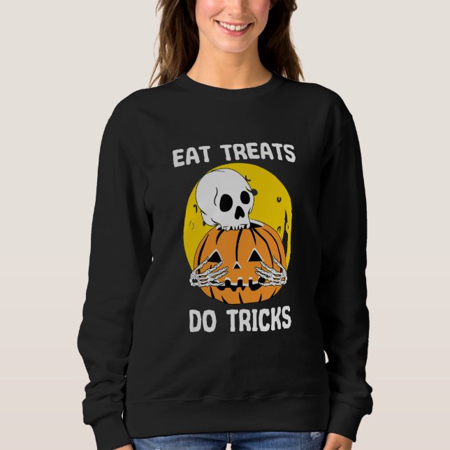 Camiseta Comer Tratamentos Fazer Truques Halloween Assustar (Frente)