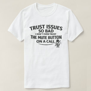 Camiseta Cômicas Questões de Confiança "Não Confie no Botão