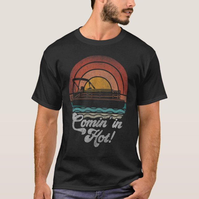 Camiseta Comin In Hot Pontoon Boat Owner Barco Lake Life (Frente)
