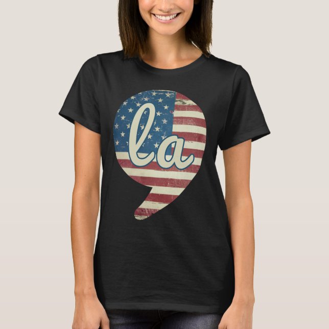 Camiseta Comma La Kamala Harris American Flag Comma + La (Frente)