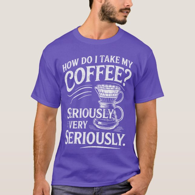 Camiseta Como Eu Tomo Meu Café Muito Seriamente Café Engraç (Frente)