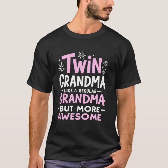 Camiseta Como uma Avó Normal Mas Mais Incrível Gêmea Avó (Frente)