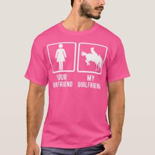 Camiseta Comparação de Namorada Cowgirl Cavalgando Cavalo