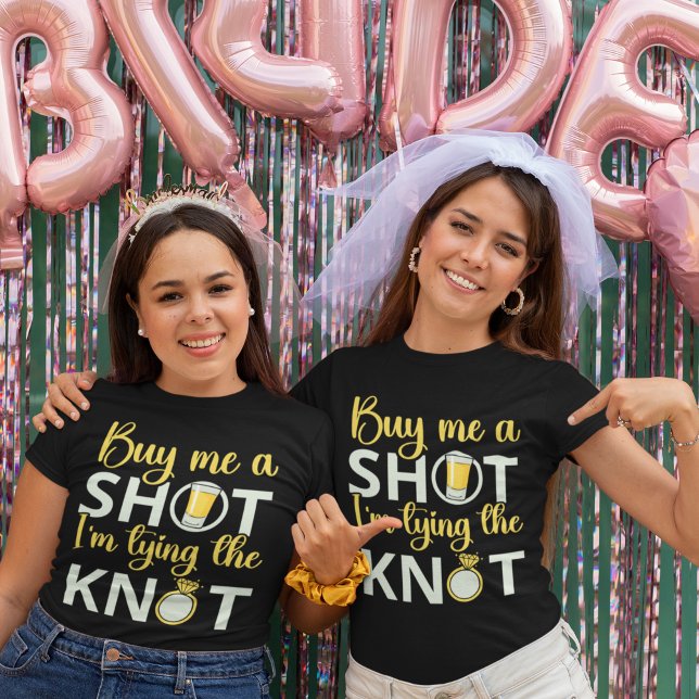 Camiseta Comprame un Trago estoy atando al Novio Graciosa (Criador carregado)