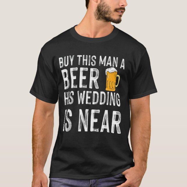Camiseta Comprar Este Homem Uma Cerveja Seu Casamento Está  (Frente)