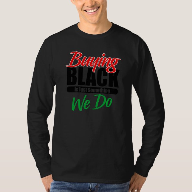 Camiseta Comprar Preto É Algo Que Fazemos (Frente)