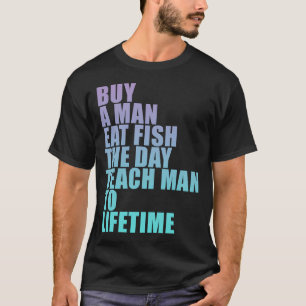 Camiseta Comprar um homem comer peixe o dia ensinar homem p