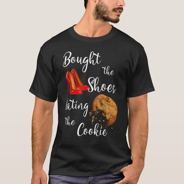 Camiseta Comprou Os Calçados Comendo O Biscoito (Frente)
