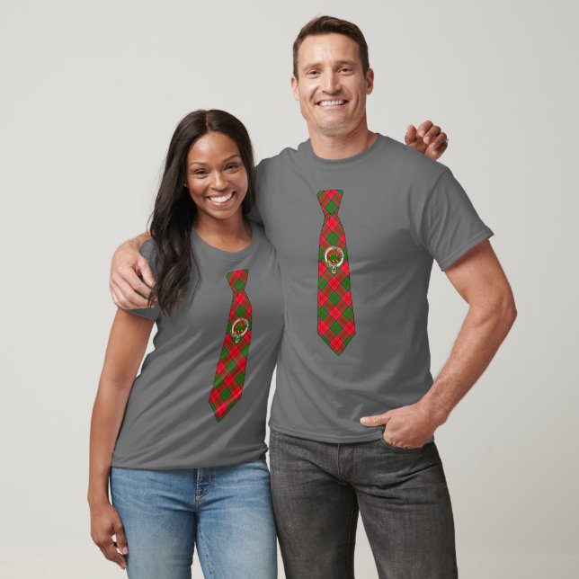 Camiseta Conceda Crachá Escocês e Gravata Xadrez (Unissex)