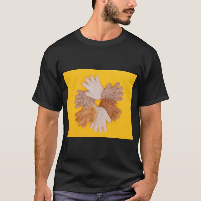 Camiseta Conceito de círculo de mãos multiculturais feito d (Frente)