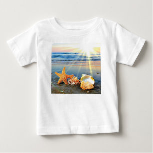 Camiseta Conchas marítimas e estrelas-do-mar na praia