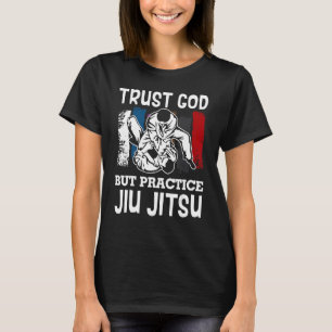 Camiseta Confie Em Deus, Mas Pratique Jiu Jitsu