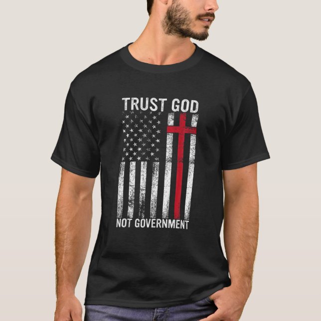 Camiseta Confie em Deus Não Governo Fé Cruze Confiança em D (Frente)