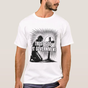 Camiseta Confie em Deus Não no Governo Soldado Orando