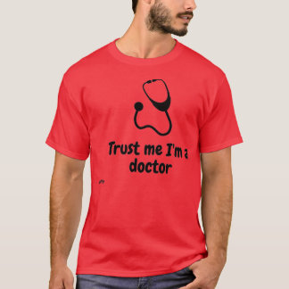 Camiseta Confie em mim Ix27m um médico