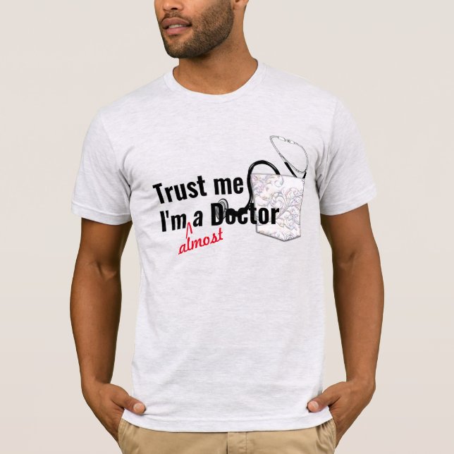 Camiseta Confie em mim quase como um médico, um trocadilho  (Frente)
