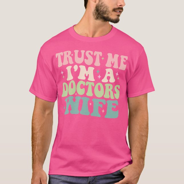 Camiseta Confie Em Mim Que Sou Médico Esposa Engraçada Casa (Frente)