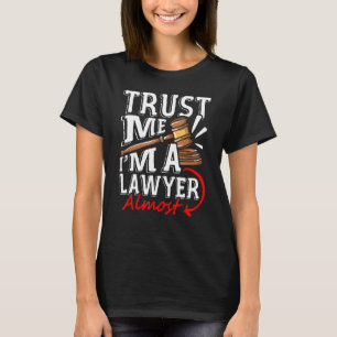 Camiseta Confie em mim, sou advogado quase escalas de Jud d