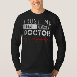 Camiseta Confie em mim. Sou quase estudante de Medicina Méd