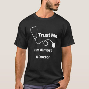 Camiseta Confie em mim. Sou quase um estudante engraçado mé