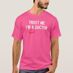 Camiseta Confie em mim, sou quase um médico para estudantes