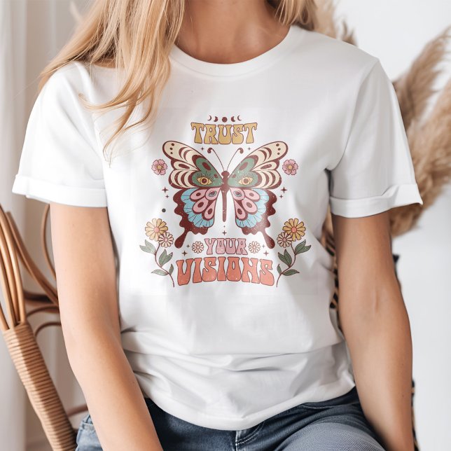Camiseta "Confie na sua visão" Boho Moth Flowers (Young blond woman wearing a "Trust Your Vision" Boho Moth Moon Flowers T-Shirt.)