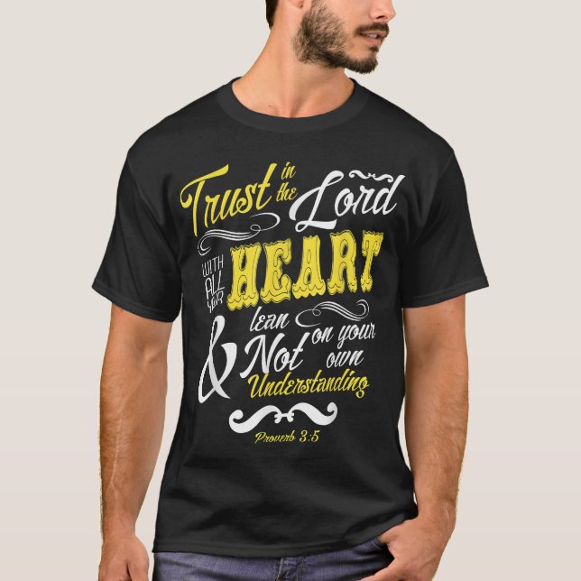 Camiseta Confie No Senhor Com Toda A Sua Bíblia Cardíaca Ve (Frente)