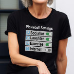 Camiseta Configurações de Pickleball Socialize o Exercício<br><div class="desc">Onde mais você pode rir,  se exercitar e se socializar com amigos ao mesmo tempo? Pickleball,  é claro! E não precisava de internet. Mostre o quanto você desfruta deste esporte com esta camiseta picleball divertida e irônica de configurações telefônicas.</div>