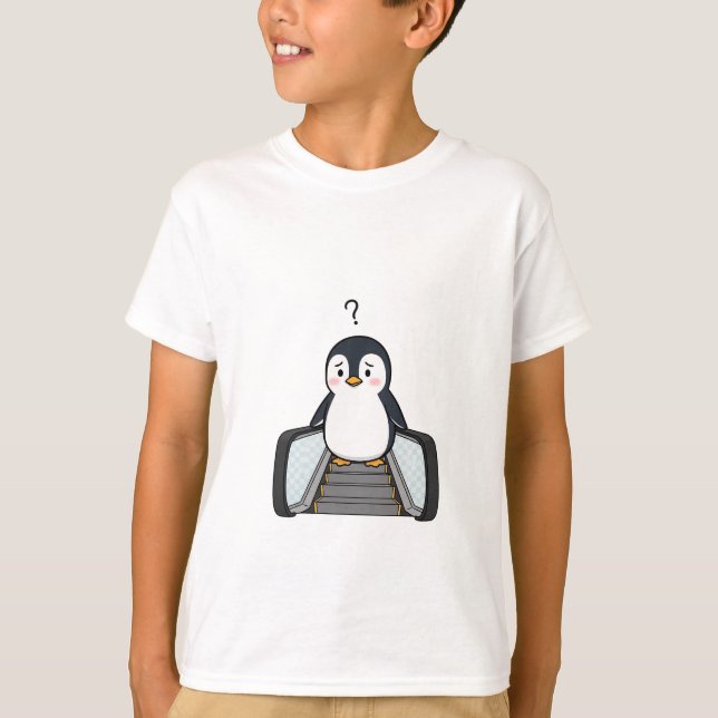 Camiseta Confused Cute Penguin Standing on Escalator (Frente)