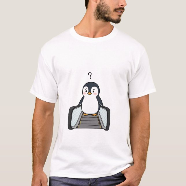 Camiseta Confused Cute Penguin Standing on Escalator (Frente)