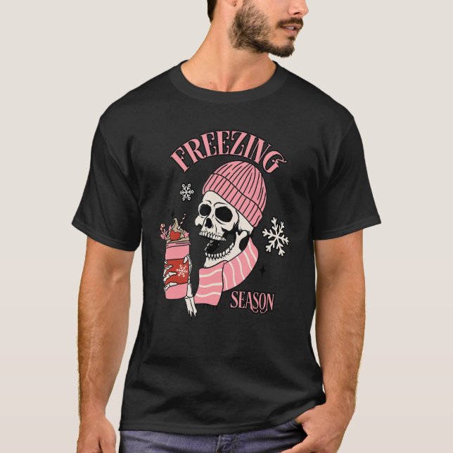 Camiseta Congelando Estação Skeleton Bebendo Café (Frente)