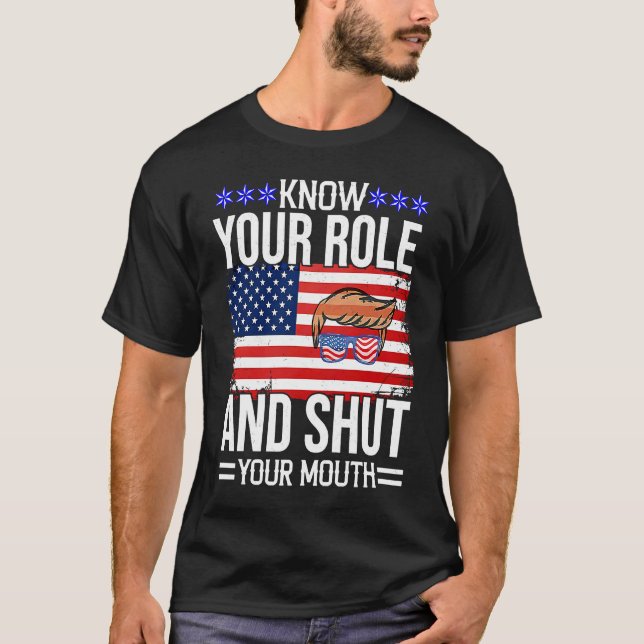 Camiseta Conheça Seu Papel E Feche A Boca Bandeira Dos EUA (Frente)