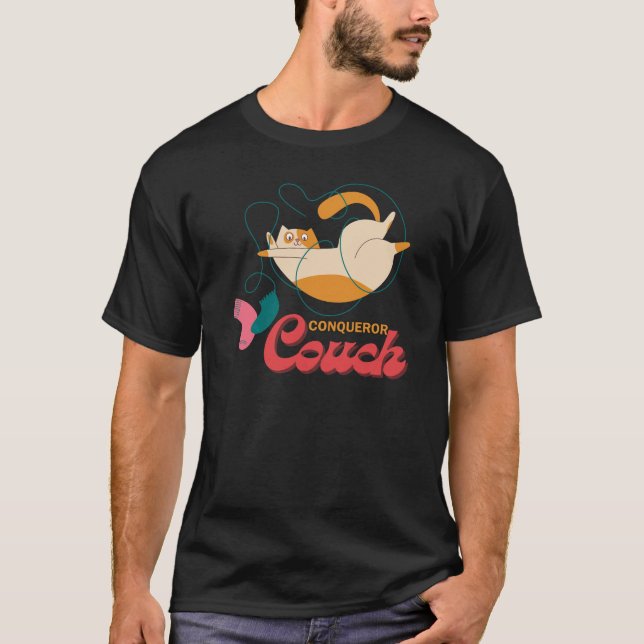 Camiseta Conquistador de sofá de sono de Gatinho Hilariante (Frente)