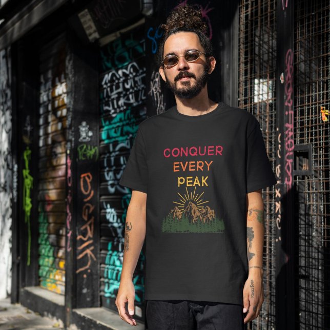 Camiseta Conquiste cada mantra de caminhada de pico (Criador carregado)
