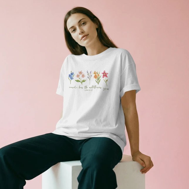 Camiseta Considere Como As Flores Silvestres Crescem (Consider How The Wildflowers Grow Bible Verse T-shirt.)