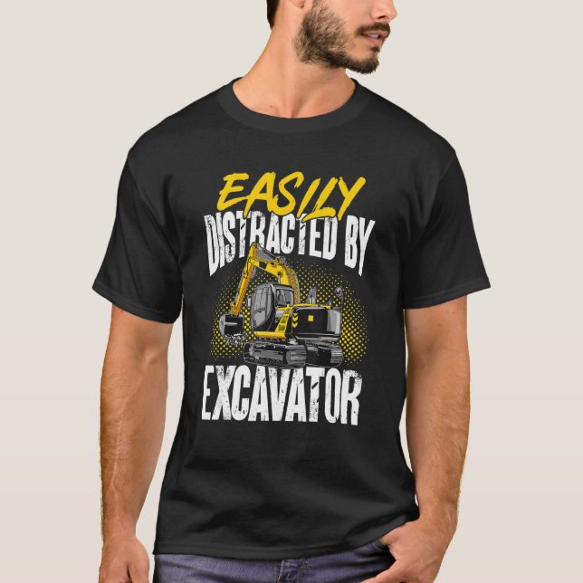 Camiseta Construção de escavador facilmente distraída pela  (Frente)