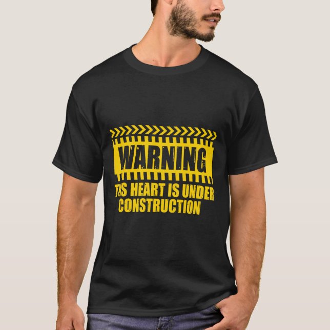 Camiseta Construction Warning Valentines Day Heart Under Co (Frente)