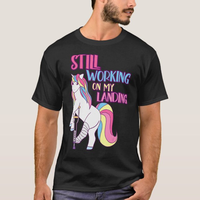 Camiseta Continuando Trabalhando Em Minha Dificuldade De At (Frente)