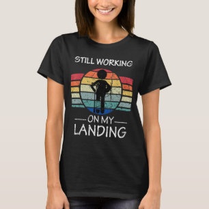 Camiseta Continuando Trabalhando Em Minha Perda De Braço Qu