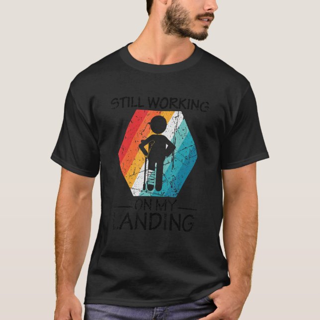 Camiseta Continuando Trabalhando Em Minha Perda De Braço Qu (Frente)