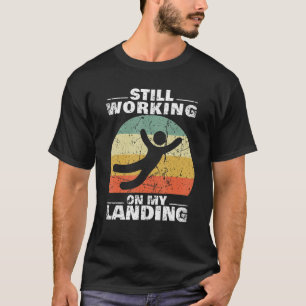 Camiseta Continuando Trabalhando Em Minha Perda De Braço Qu