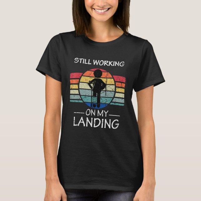 Camiseta Continuando Trabalhando Em Minha Perda De Braço Qu (Frente)