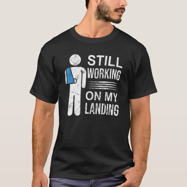 Camiseta Continuando Trabalhando Na Minha Fratura De Braço  (Frente)