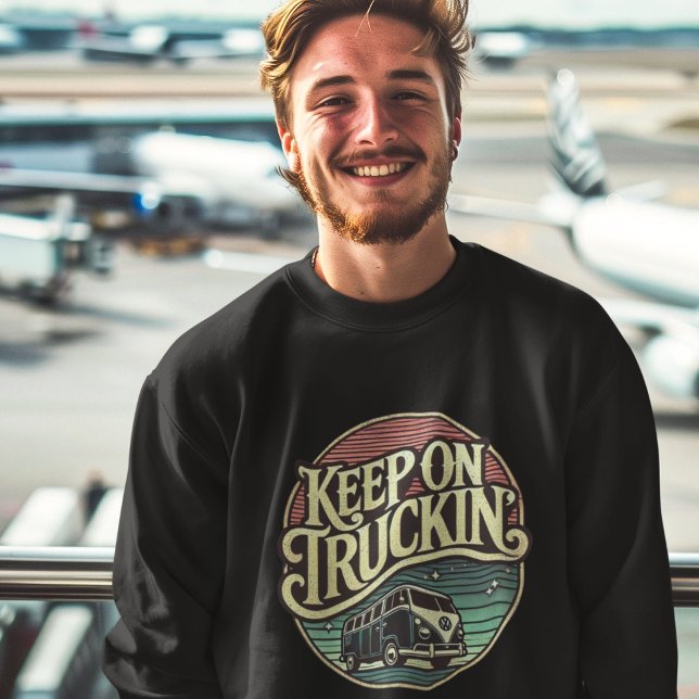 Camiseta Continue no caminhoneiro" Retro 60s personalizado (Stay cozy on your road trip in this keep on truckin sweat shirt.)