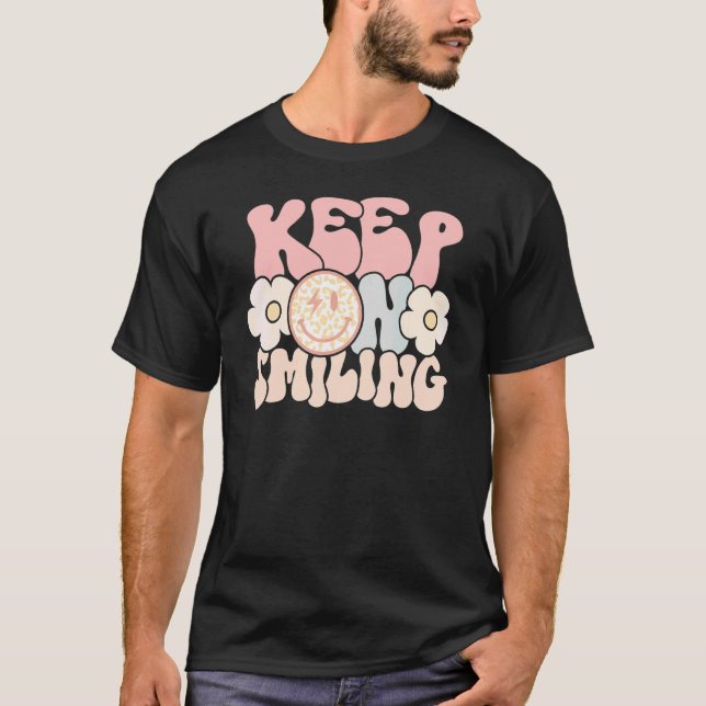 Camiseta Continue Sorriso Floral Leopardo Rosto Sorridente  (Frente)